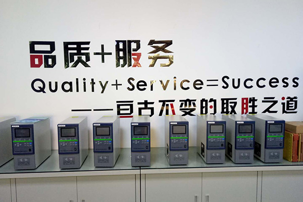 鋰電池自動(dòng)貼面墊機(jī)大大提高了企業(yè)的效益與品質(zhì)